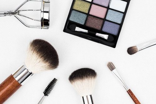 Rzeczy do makijażu – kosmetyki oraz aplikatory